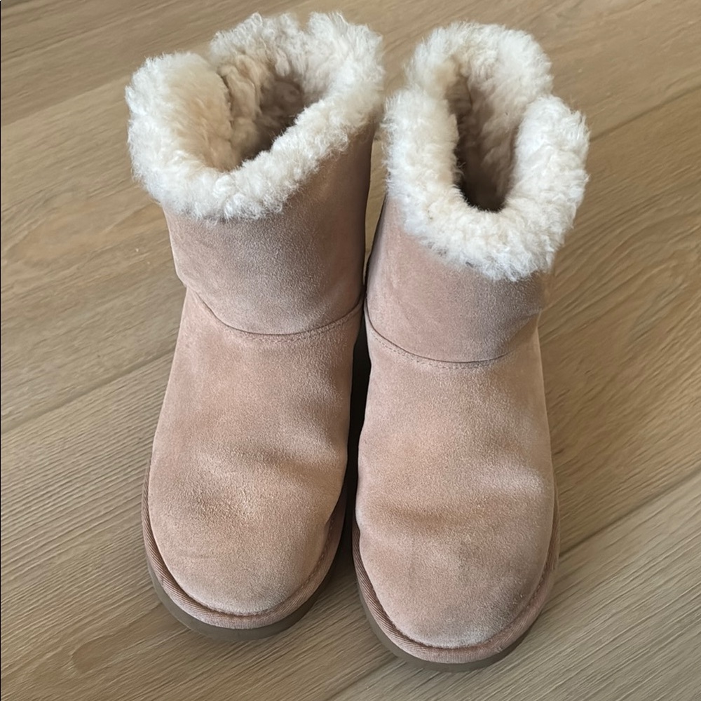 Tan mid rise UGG booths
